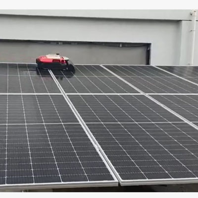 Méthode d'aspiration innovante du robot de nettoyage de panneaux solaires 8L capacité du réservoir d'eau